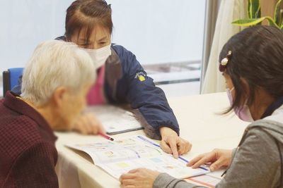 相談する人々のテーブル