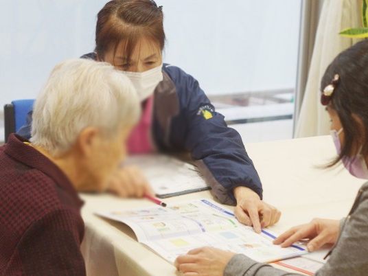 相談する人々のテーブル