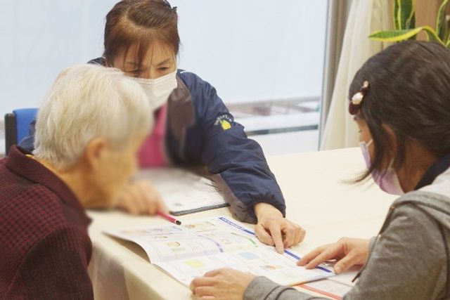 相談する人々のテーブル