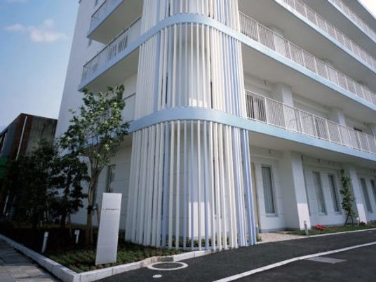 白い外観の建物  