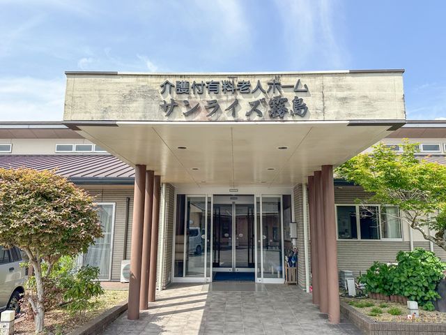入り口のある家 エントランス 広々としたエントランスは、訪れる方々を温かく迎えるスペースです。働く環境としても快適です。