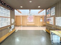 資料掲示板のある廊下