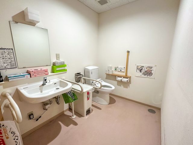 使いやすいトイレ トイレ 広々としたトイレは、手すりが設置されており、安心して利用できます。