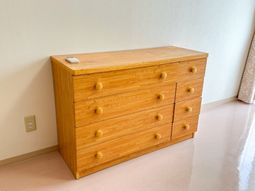 木製の引き出し付き収納家具