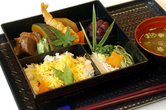 多彩な料理が盛られた器