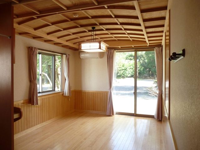 自然光が入る居室 居室 明るい居室は、広々としており、窓からの自然光が心地よい空間です。リラックスした時間を過ごせます。