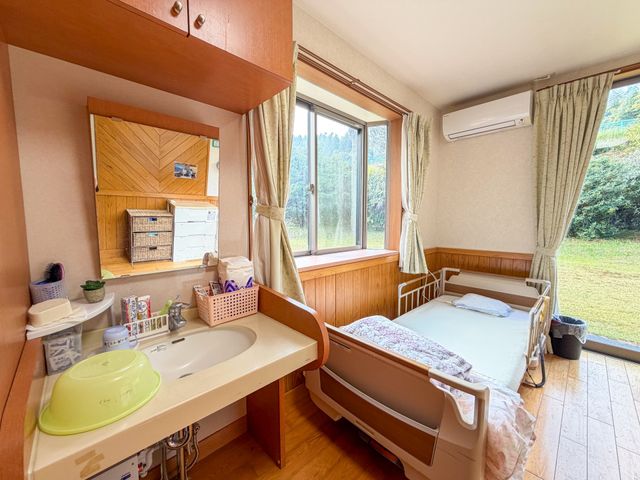 自然光が入る居室 居室 大きな窓から自然光が差し込む明るい空間で、快適な介護のための設備が整っています。