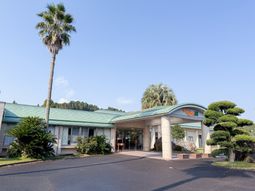 広々とした施設の外観
