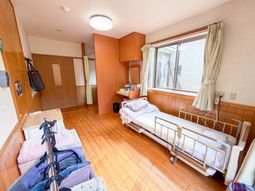 明るい個室の居室