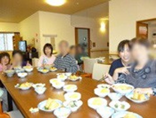 共食の場のテーブル