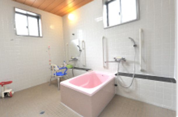 白いタイルの浴室