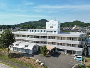 山並みを望む施設外観  