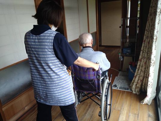 車椅子で移動する廊下