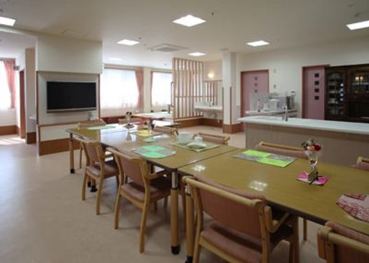 清潔で広々とした食堂