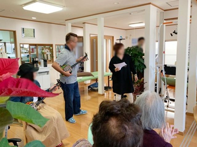 楽器演奏の雰囲気あるフロント 内観 明るい空間で集い、演奏を楽しむことができます。和やかな雰囲気で交流を深められます。