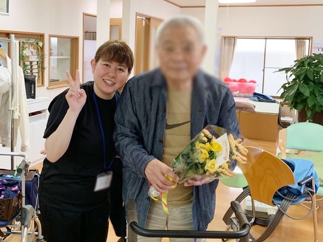 温かな雰囲気の室内 内観 温もりを感じる空間で、利用者と職員が和やかに過ごしています。