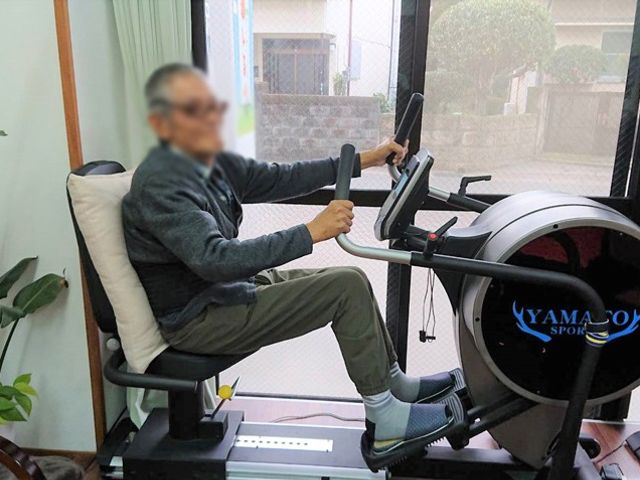 運動中の室内 機能訓練室 明るい空間で快適に体を動かせる環境です。パーソナルケアを通じて健康サポートを行います。