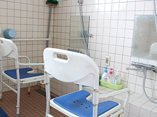 椅子が並ぶ浴室