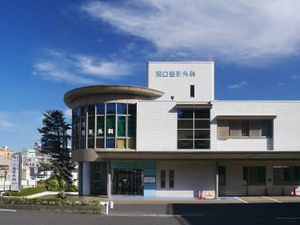 明るい外観の建物  
