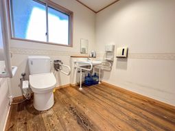 広々とした明るいトイレ