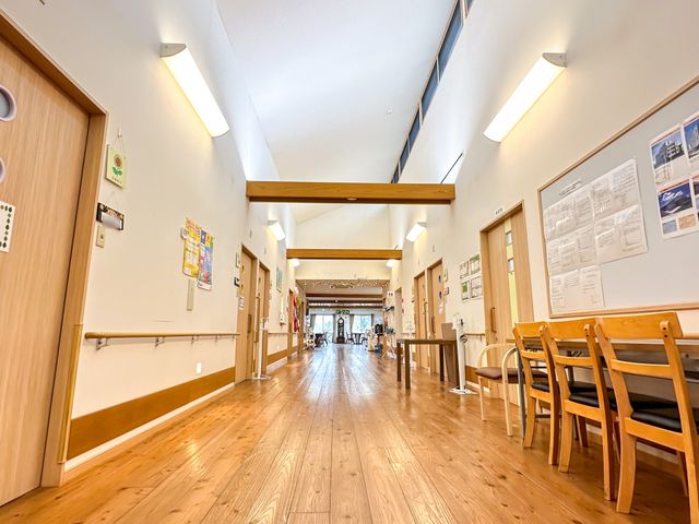 木の温もりを感じる廊下 廊下 明るく広々とした廊下は、清潔感があり心地よい空間になっています。日常の移動がスムーズに行えます。