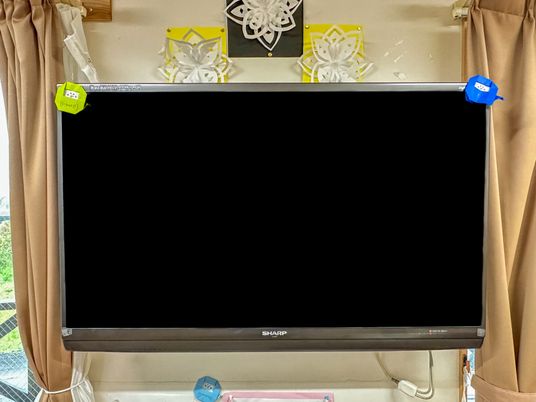 大きなテレビがあるリビング