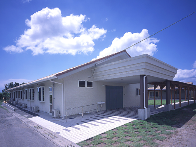 ゆとりある建物の外観 外観 広々とした敷地に佇む清潔感のある外観が特徴です。落ち着いた環境でお仕事を始めませんか。