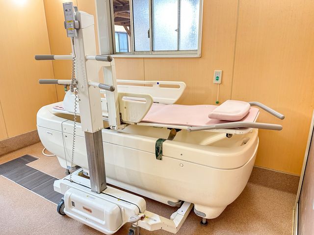 設備が整った浴室 浴室 安心して入浴できる、最新設備が整った落ち着いた空間です。介助が必要な方にも配慮されています。