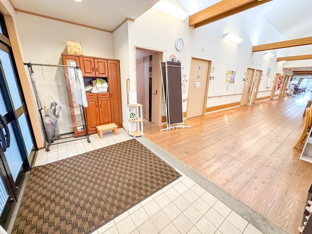 開放的な廊下 廊下 木の温もりを感じる明るい廊下です。自然光がたっぷりと入り、心地よい雰囲気を提供します。