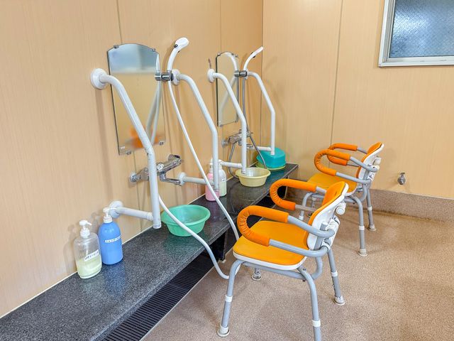 椅子付きの洗面台 浴室 椅子付きの洗面台があり、利用者の安全と快適さを考慮しています。明るく掃除が行き届いています。