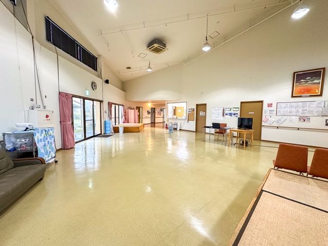 広々とした共有スペース ラウンジ 広々とした空間が広がるラウンジです。自然光が入る明るい場所で快適に過ごせます。