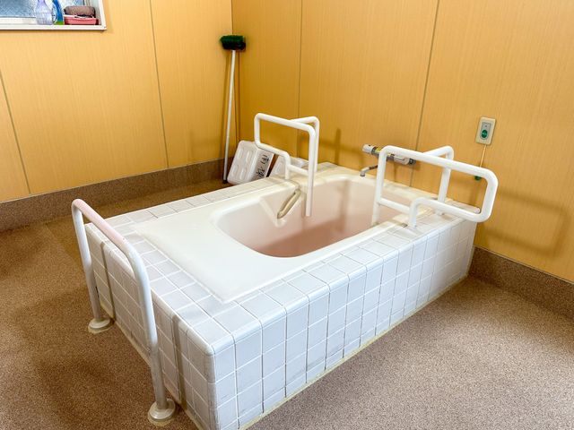 設備が整った浴室 浴室 安全に配慮された手すり付きのスペースです。快適な入浴をサポートします。