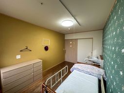 広いベッドの居室