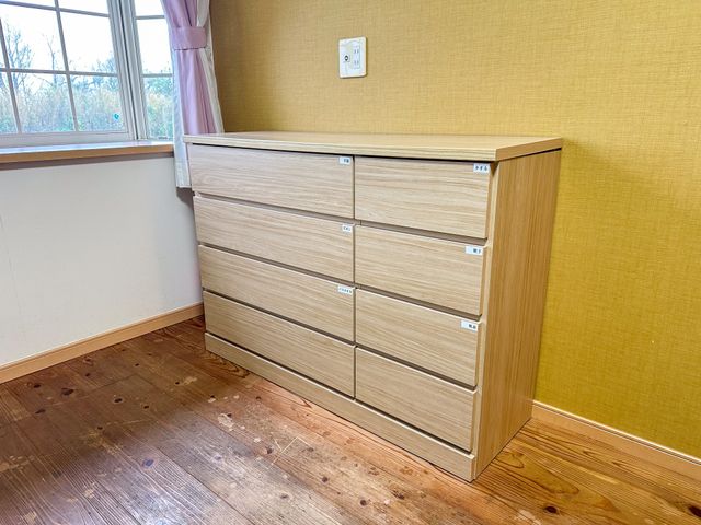 窓際の収納家具 居室 自然光がいっぱいに差し込む居室です。収納家具が整然と配置され、機能性に優れています。