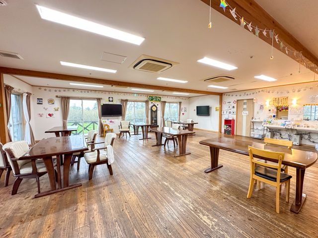 広々とした居室 居室 自然光がたっぷり入る広々とした空間で、心地よく過ごせます。テレビや観葉植物も配置されています。