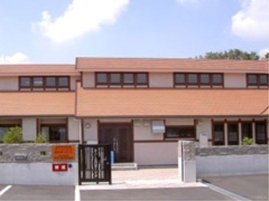 明るい外観の建物