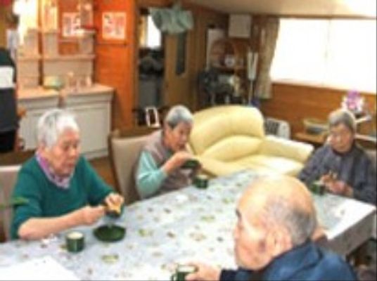 利用者が和やかに食事