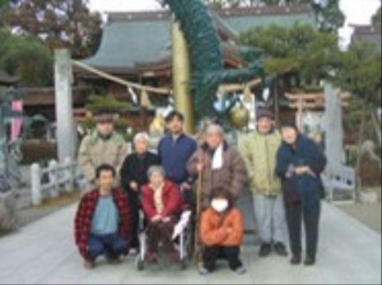 参加者と庭の集合ショット