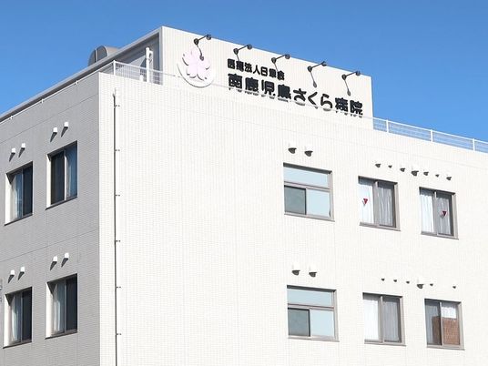 白い建物の外観  