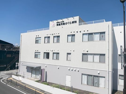 白い建物の外観  