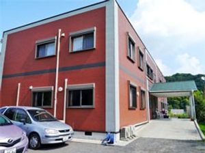 赤い建物の外観  