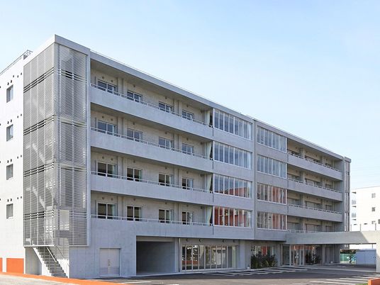 5階建ての建物外観  