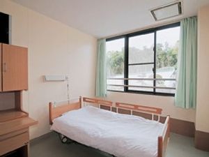窓際の居室  