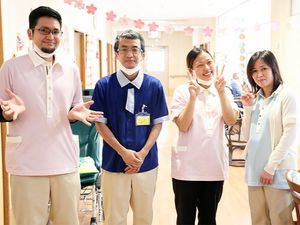 笑顔の職員が並ぶ廊下  