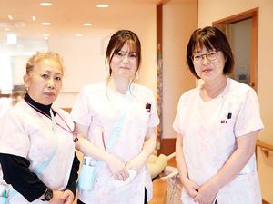 スタッフ3人の廊下  