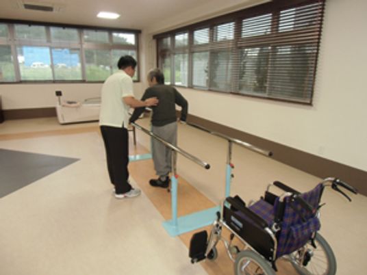 スタッフと高齢者の支援
