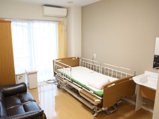 明るい個室の居室  