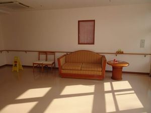 椅子とソファのある廊下  