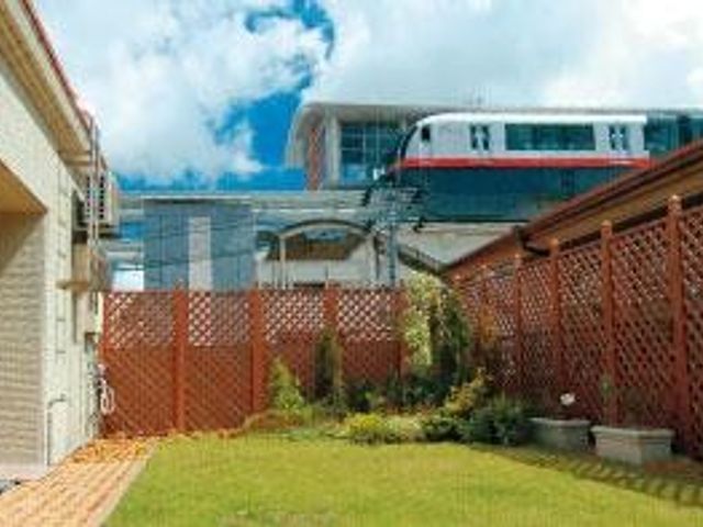 電車が見える庭 庭 緑豊かな庭からは、近くを走る電車を見ることができ、自然との調和が感じられます。