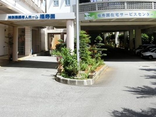 施設の正面玄関  